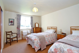 Twin bedded room 1
